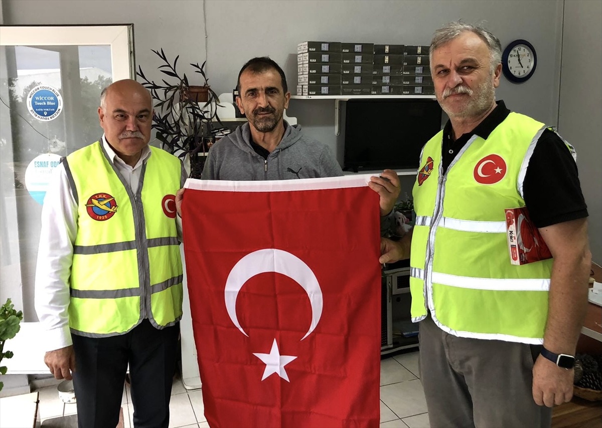 THK Sinop'tan Zafer Bayramı'nda Esnafa Bayrak
