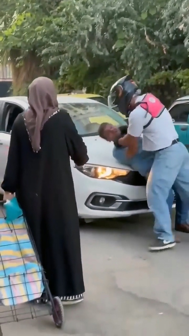 Bu neyin öfkesi? Babası yaşında adamı defalarca kaputa vurdu