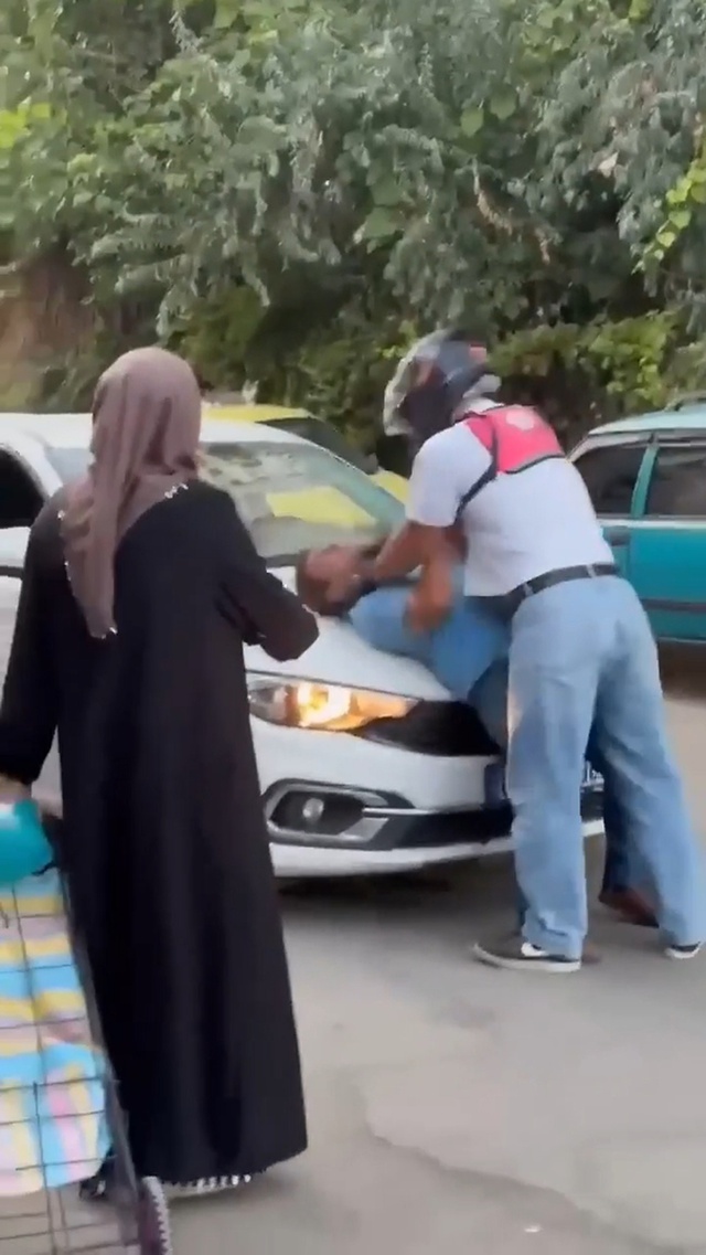 Bu neyin öfkesi? Babası yaşında adamı defalarca kaputa vurdu
