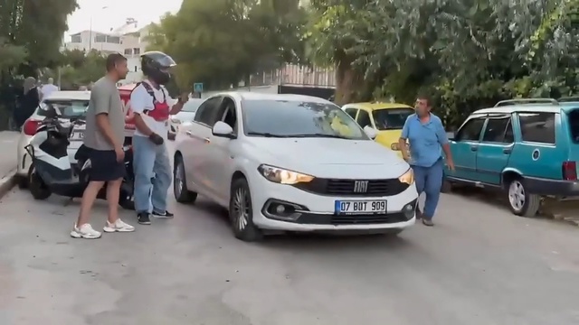 Bu neyin öfkesi? Babası yaşında adamı defalarca kaputa vurdu