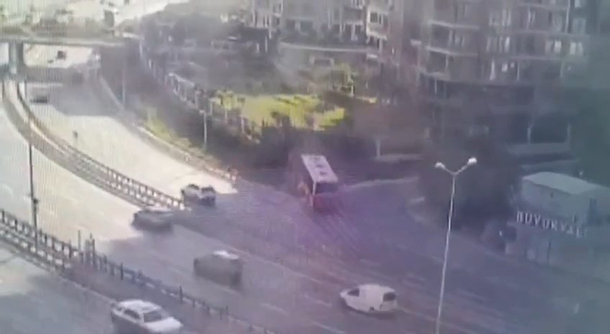 Zeytinburnu'nda IETT Otobüsü Kaza Yaptı