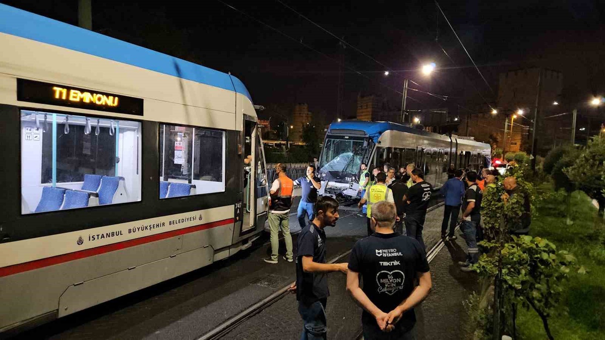 Zeytinburnu'nda Tramvay Çarpıştı: 11 Yaralı
