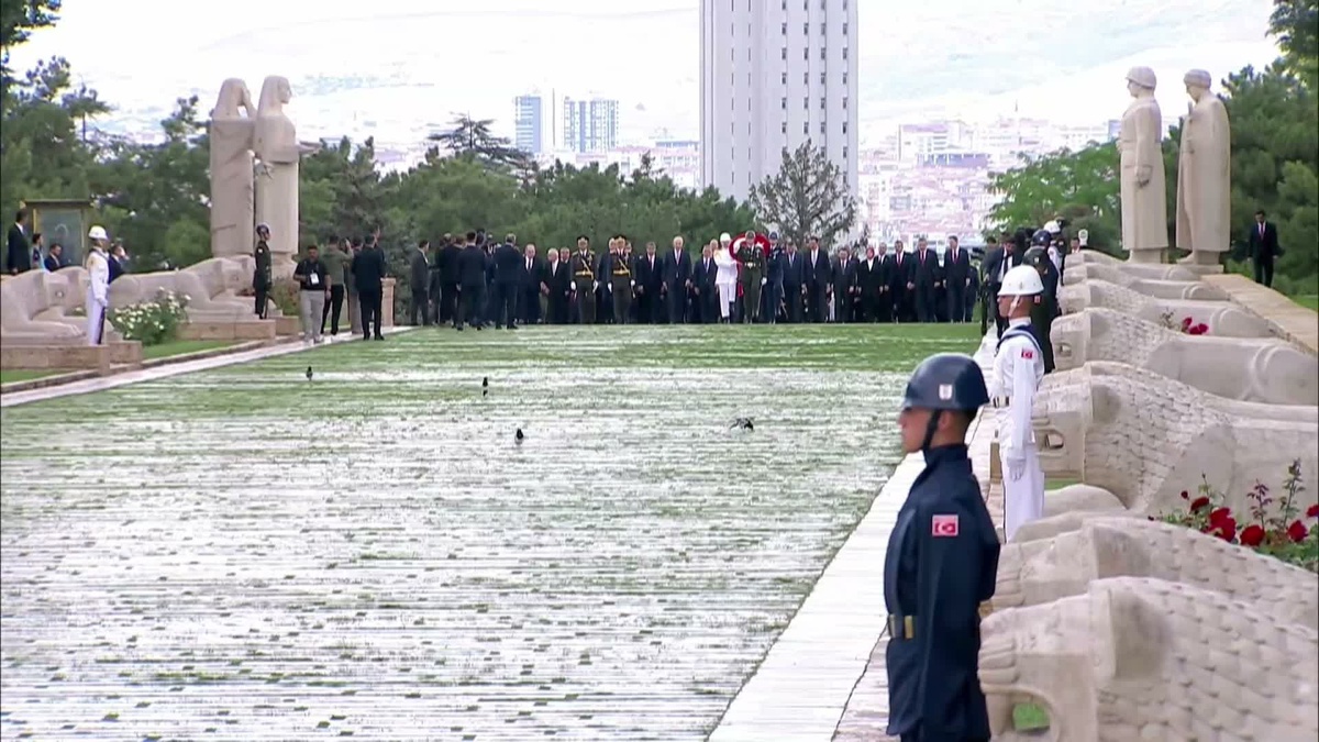 Erdoğan ve devlet erkanı Anıtkabir'de Zafer Bayramı'nı kutladı