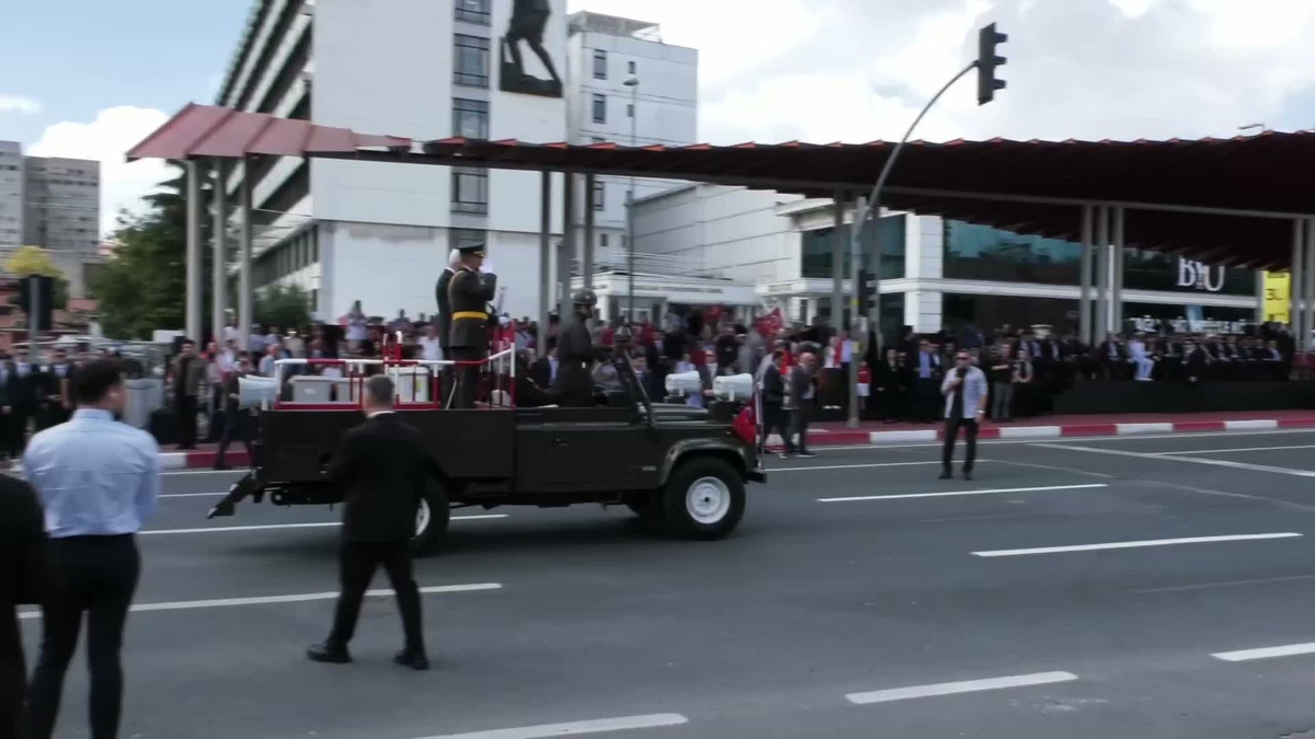 İstanbul'da Zafer Bayramı Coşkusu Vatan Caddesi'nde Sona Erdi
