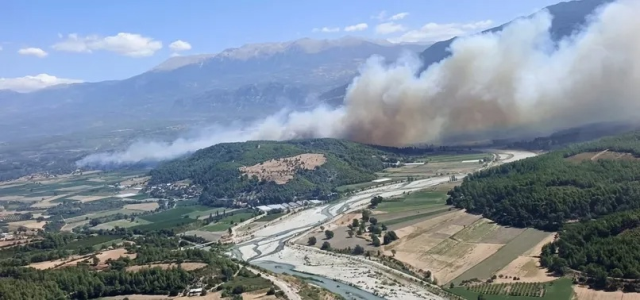 Alevler mahallelere dayanmıştı! Muğla ve Antalya'yı kavuran yangında son durum