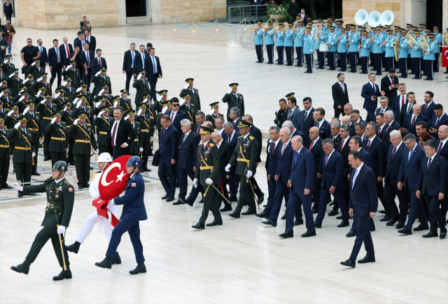 Anıtkabir’de dikkat çeken görüntü! Bahçeli ve Kılıçdaroğlu yan yana yürüdü