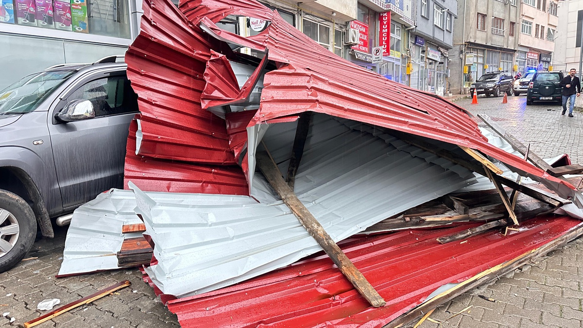 Şavşat'ta Fırtına Ev Çatısını Uçurdu