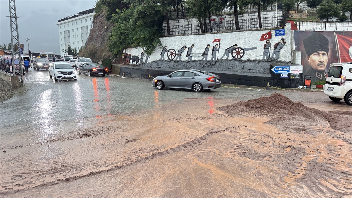 Artvin\'de Sağanak Taşkına Neden Oldu