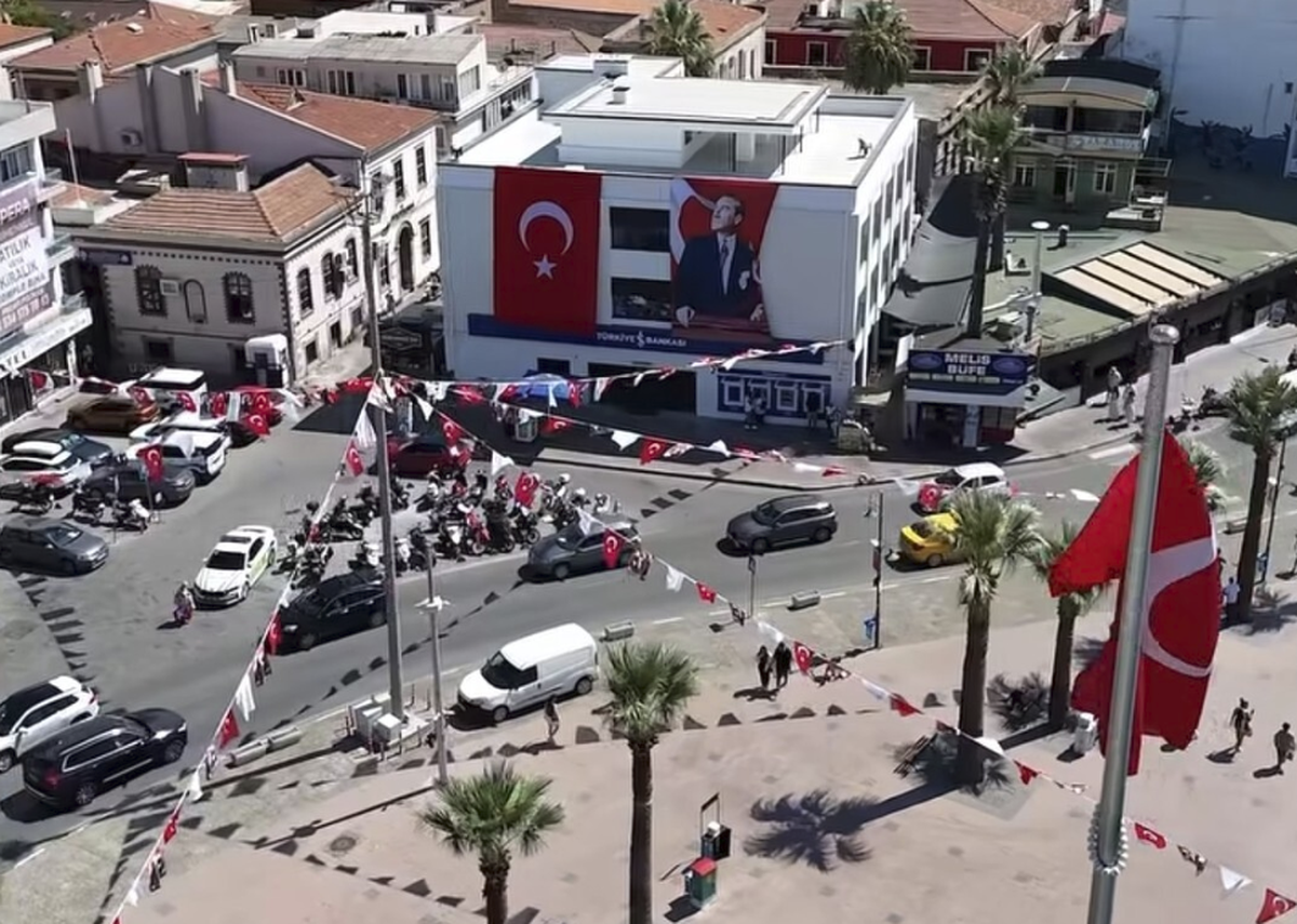 Ayvalık 30 Ağustos'u Bayraklarla Kutladı