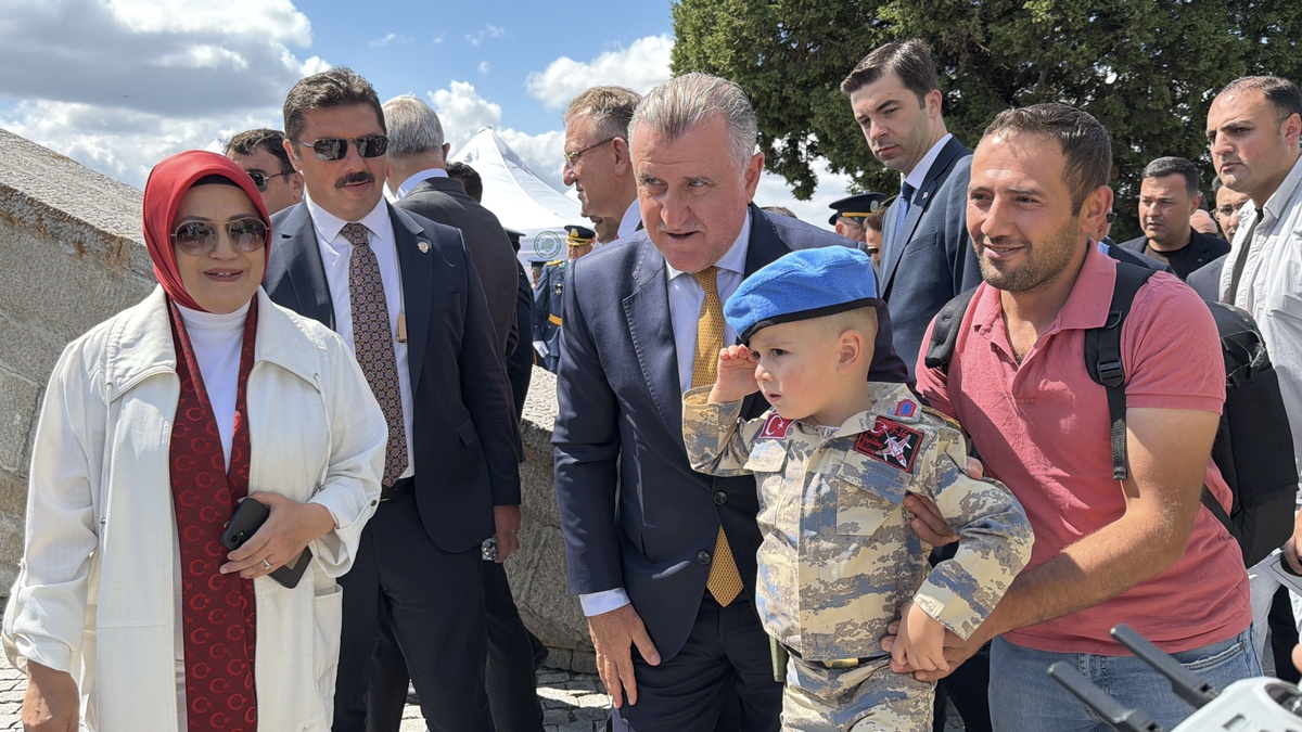 Bakan Bak: Türk Milleti Asla Esir Düşmez