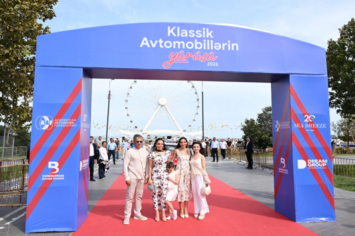 Bakü'de Klasik Otomobil Sergisi