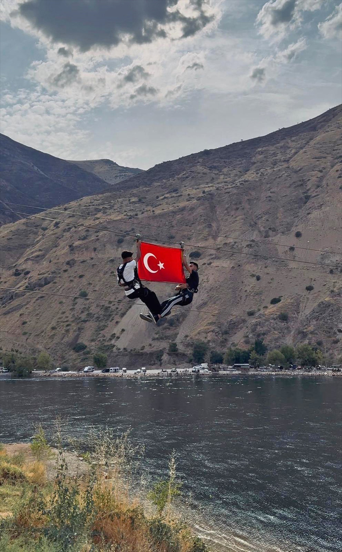 Fırat Nehri\'nde Zafer Bayramı Zipline Etkinliği