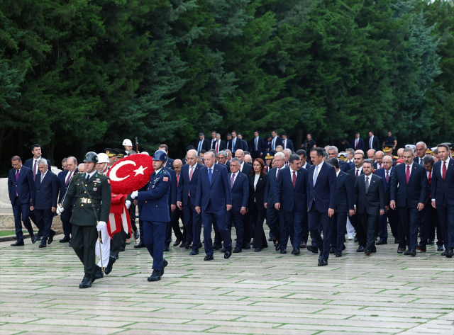 Cumhurbaşkanı Erdoğan ve devlet erkanı Anıtkabir'de! Atatürk'ün huzurunda Netanyahu'ya mesaj