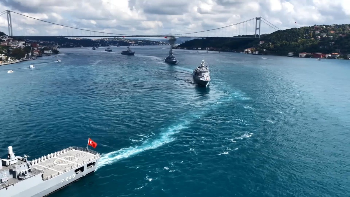 Zafer Bayramı'nda 15 Gemi Boğaz'dan Geçti