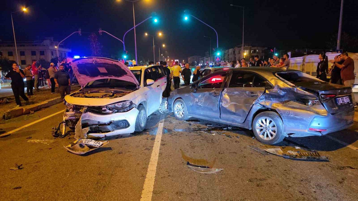 Düzce'de 6 Araçlı Zincirleme Kaza: 2 Yaralı