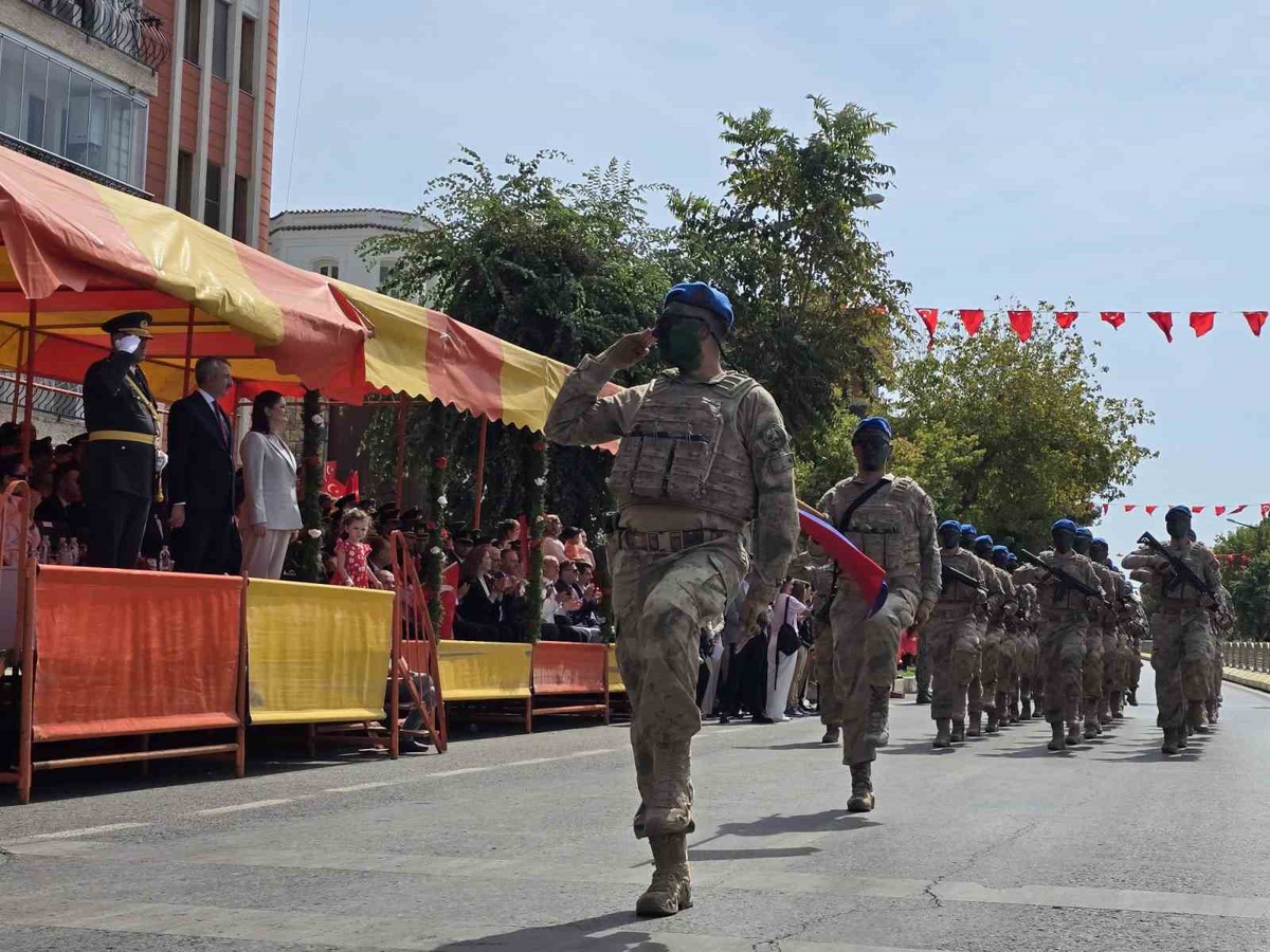 Edirne'de 30 Ağustos coşkusu: Mehmetçik ayakta alkışlandı
