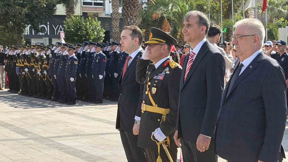 Edremit'te Zafer Bayramı coşkuyla kutlandı