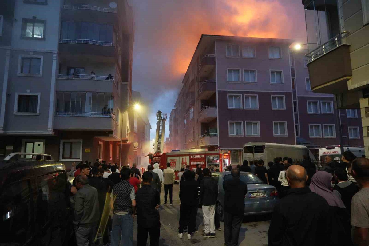Erzurum’da korkutan çatı yangını