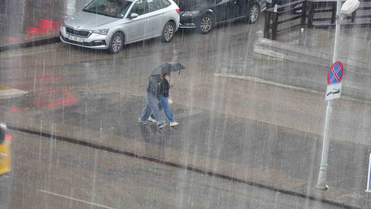 Erzurum'da Yağmur ve Dolu Etkili Oldu