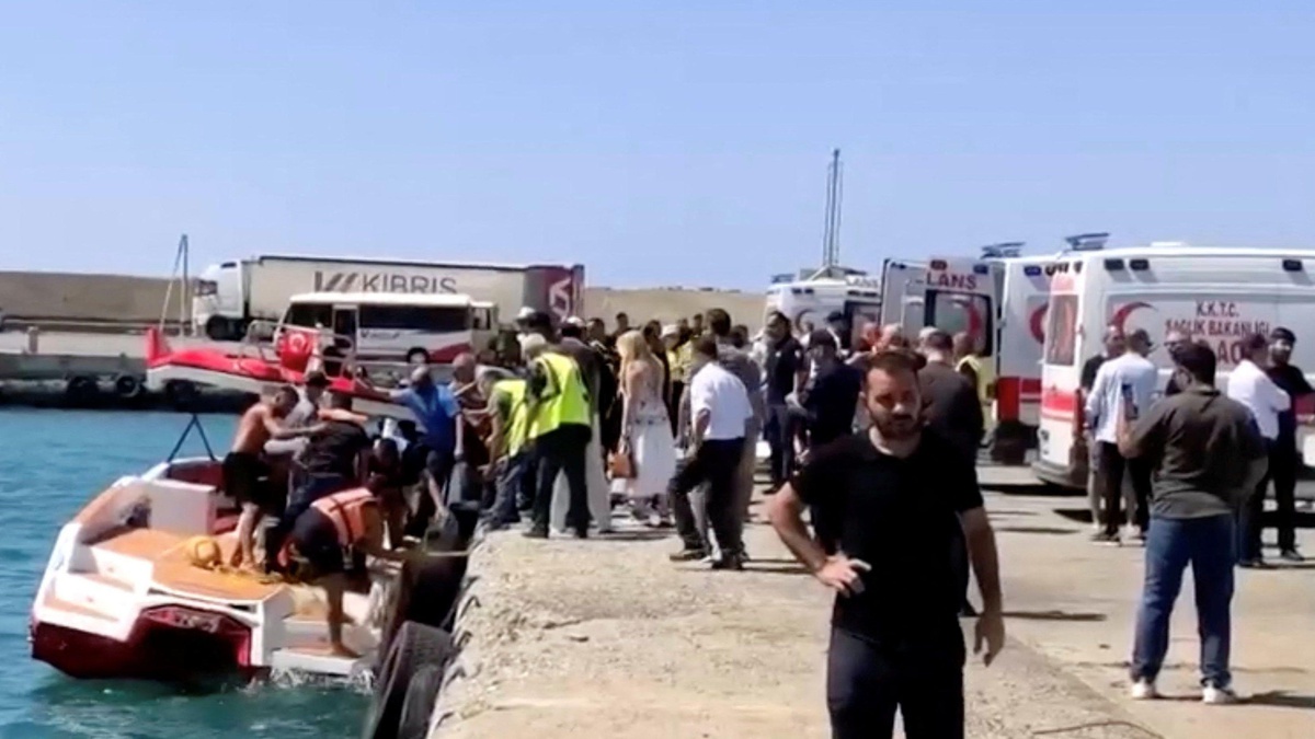 Girne’de Yolcu Gemisi Alabora Oldu