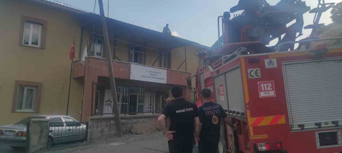 Hakkari’de çatıda mahsur kalan işçi kurtarıldı