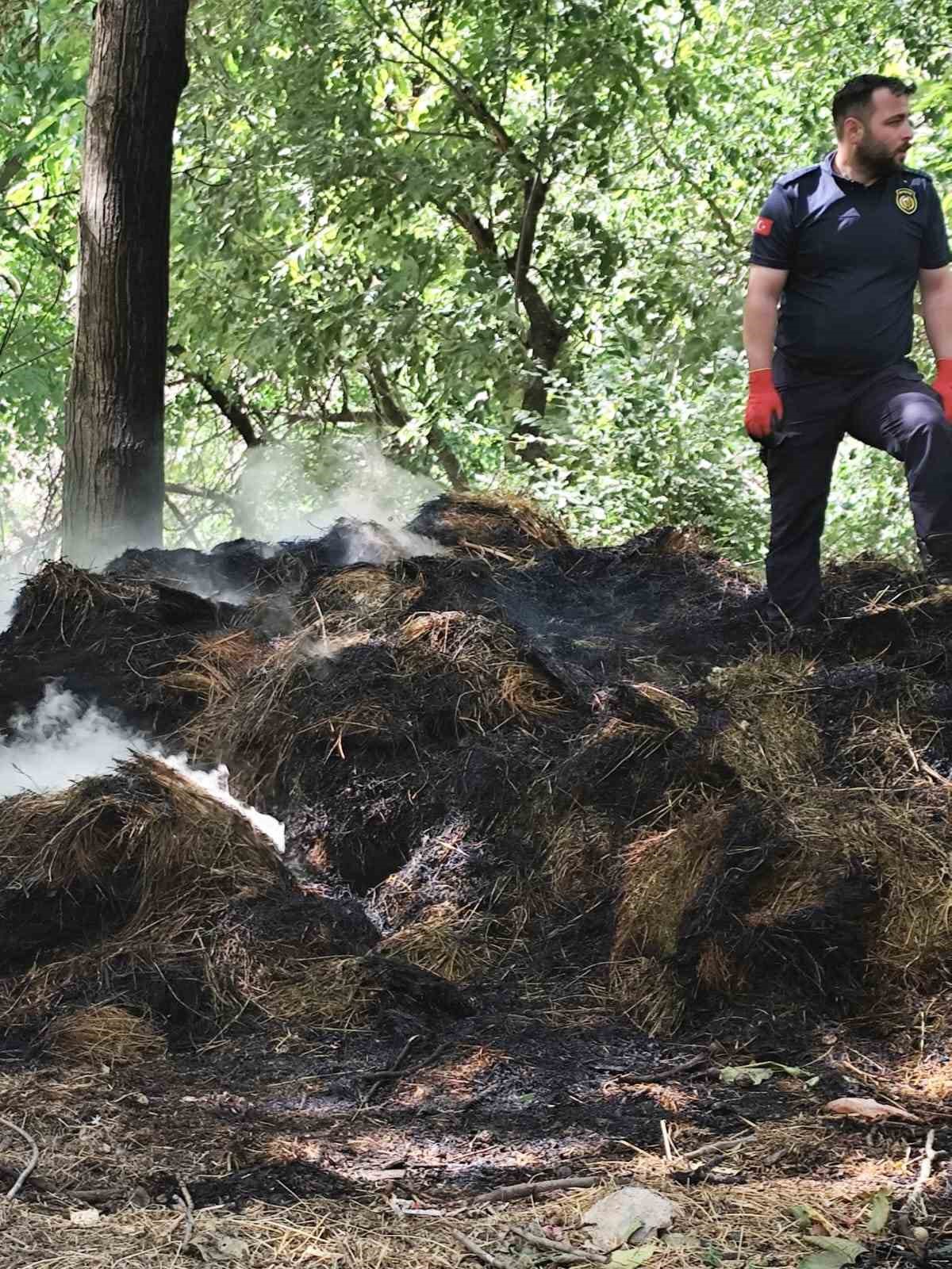Hakkâri’de 400 balya ot yanarak kullanılamaz hale geldi