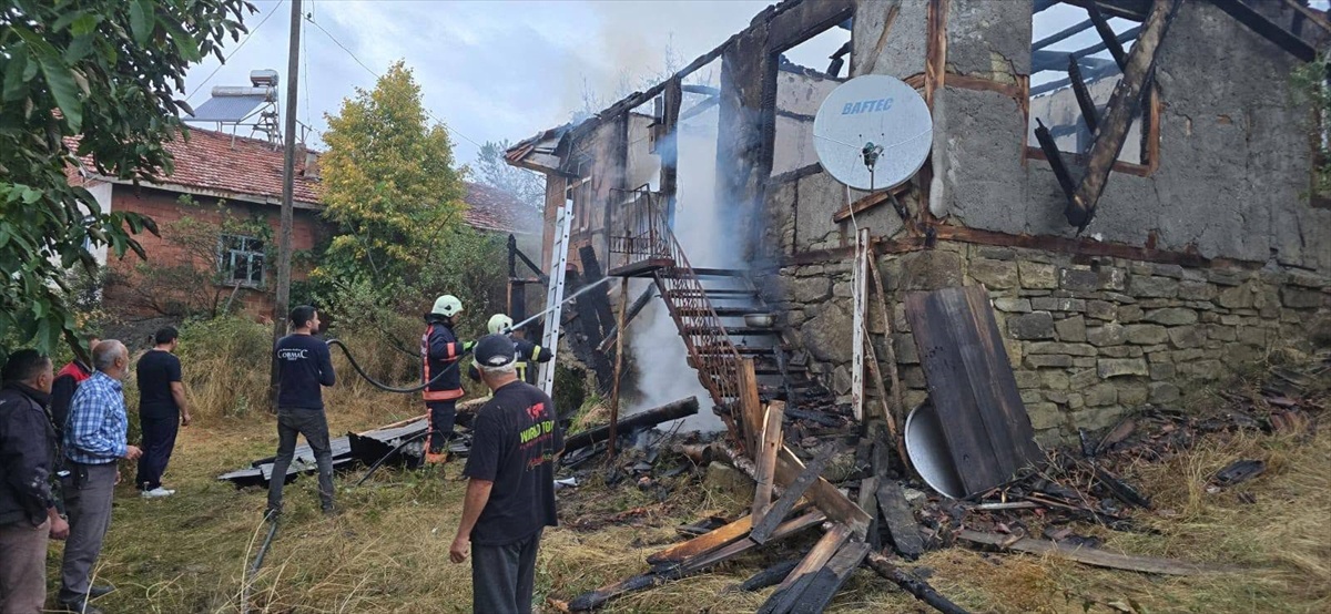 İskilip\'te Yangın Evi Kullanılamaz Hale Getirdi
