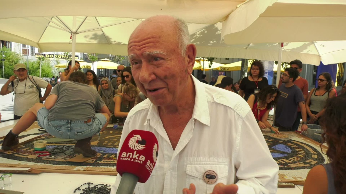 İstanbullular Müze Gazhane’de şehrin “Nazar Kuşu”nun taşlarını döşedi...Ressam Mustafa Pilevneli: 2-3 aylı...