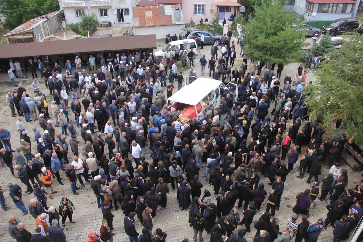 İzmir'de Kaza: Çift Sivas'ta Toprağa Verildi