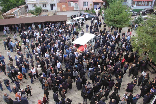 İzmir'de Kaza: Çift Sivas'ta Toprağa Verildi
