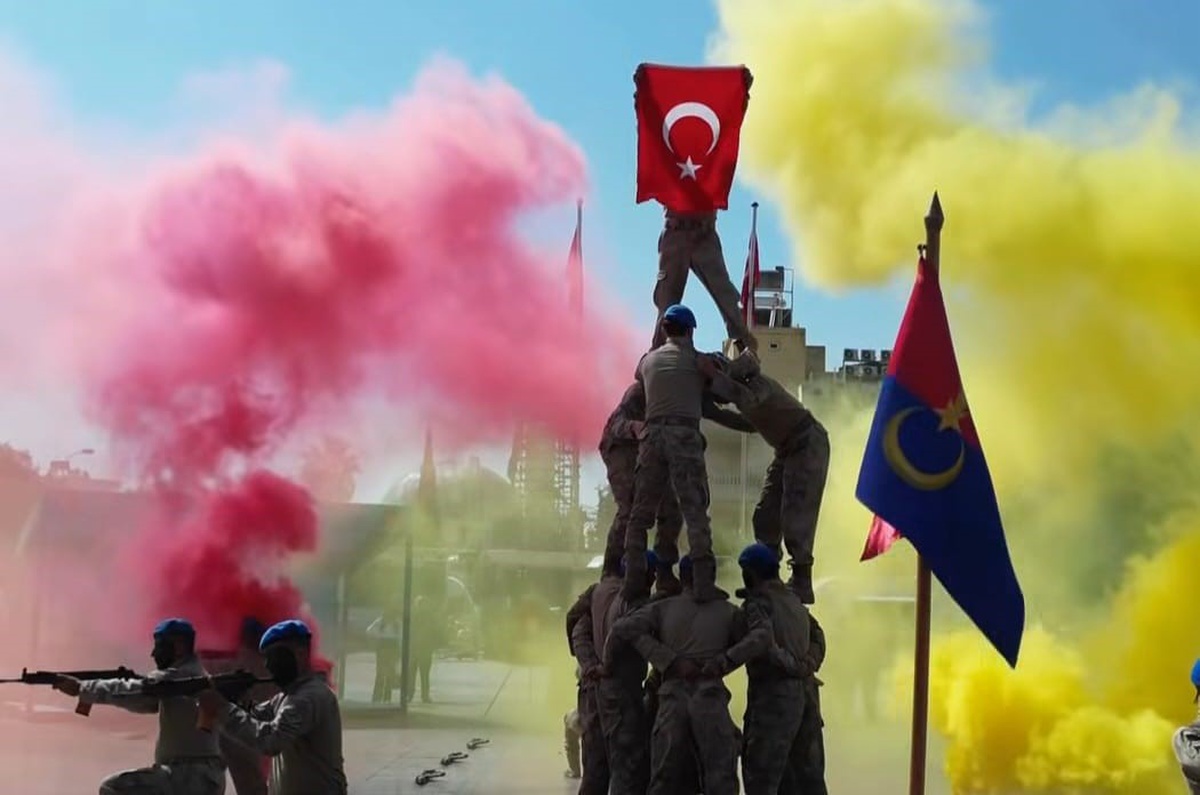 Kilis'te Zafer Bayramı'nda Jandarmadan Türk Bayraklı İnsan Piramidi