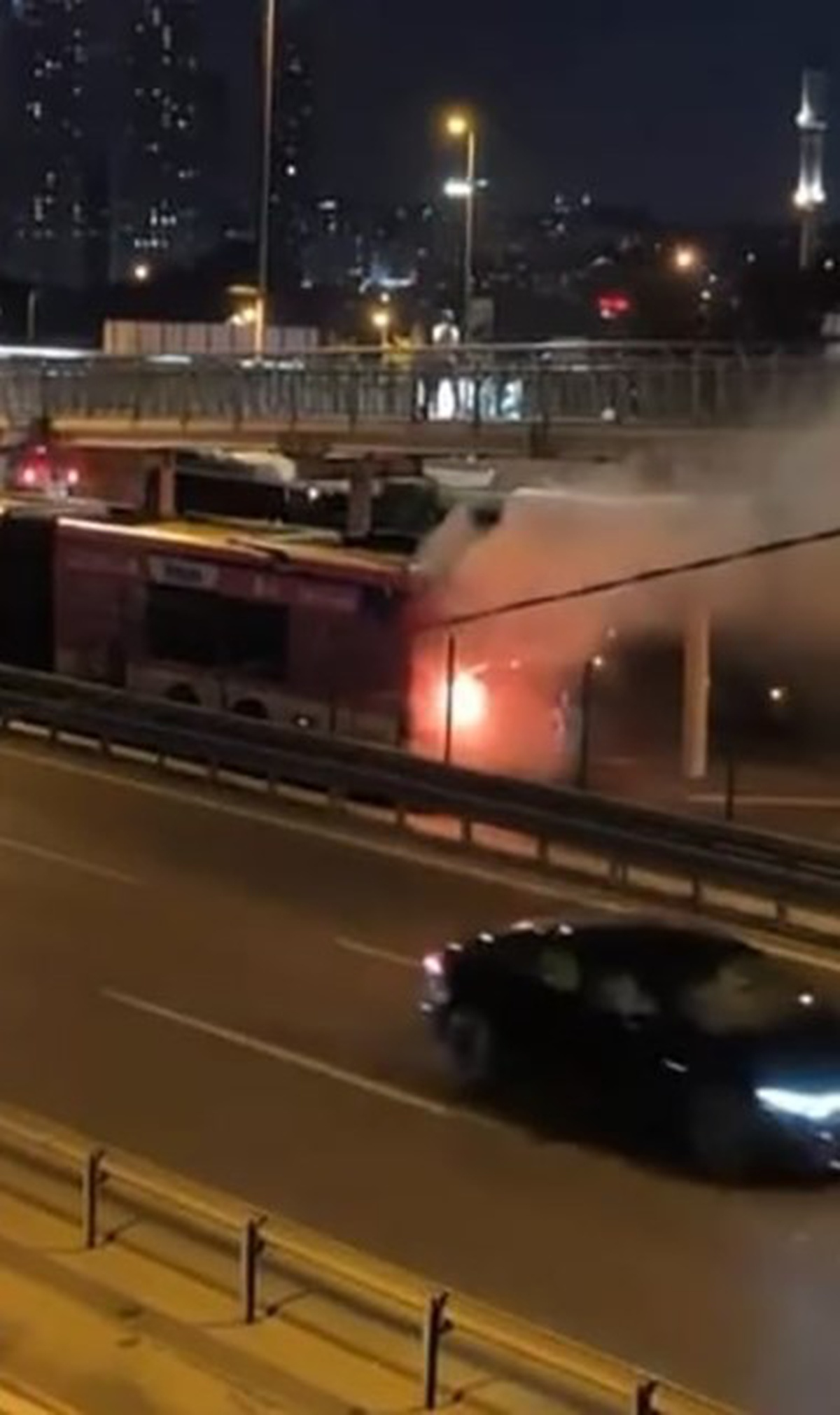Metrobüs Yangını: Yolcular Tahliye Edildi