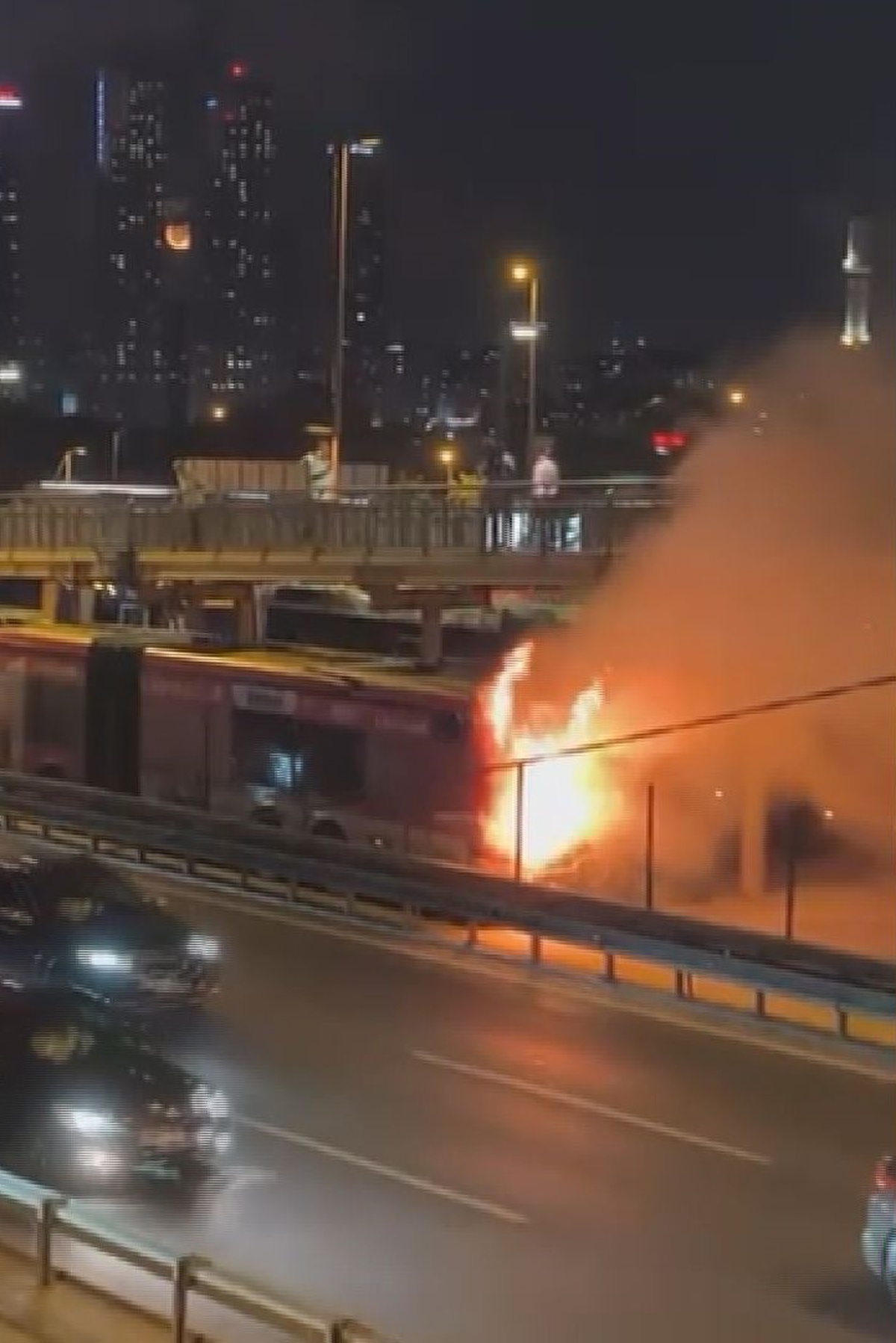 Kağıthane'de Metrobüs Yangını