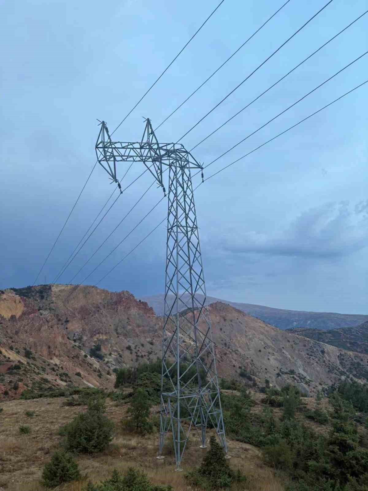 Kemaliye'de Fırtına Elektrik Kesintisine Neden Oldu