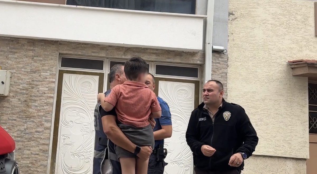 Küçük çekiçle apartmanı birbirine katan kadının korkan çocuğunu polis sakinleştirdi