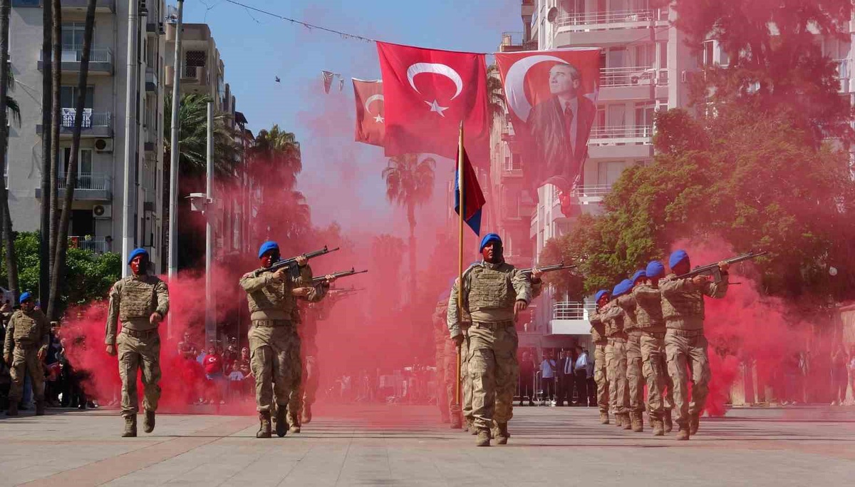 Mersin'de Zafer Bayramı coşkuyla kutlandı