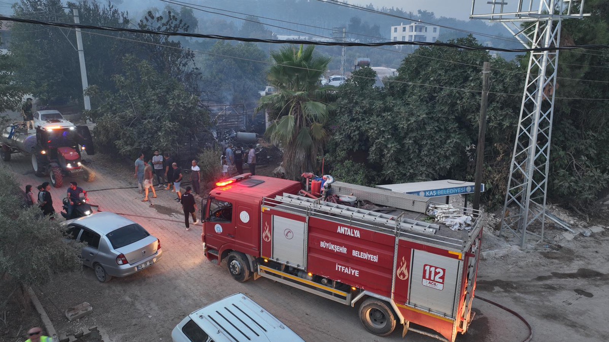Antalya Büyükşehir Belediyesi ekiplerinden orman yangınına müdahale
