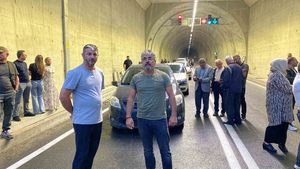 Oltu'da Sel Nedeniyle Yol Kapandı