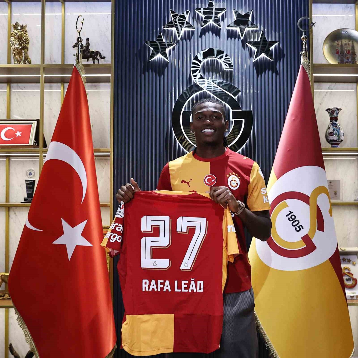Rafael Leao, Galatasaray'a Hayırlı Olsun Dedi
