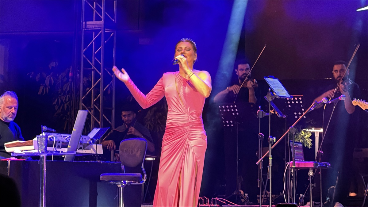 Funda Arar Isparta\'da Konser Verdi