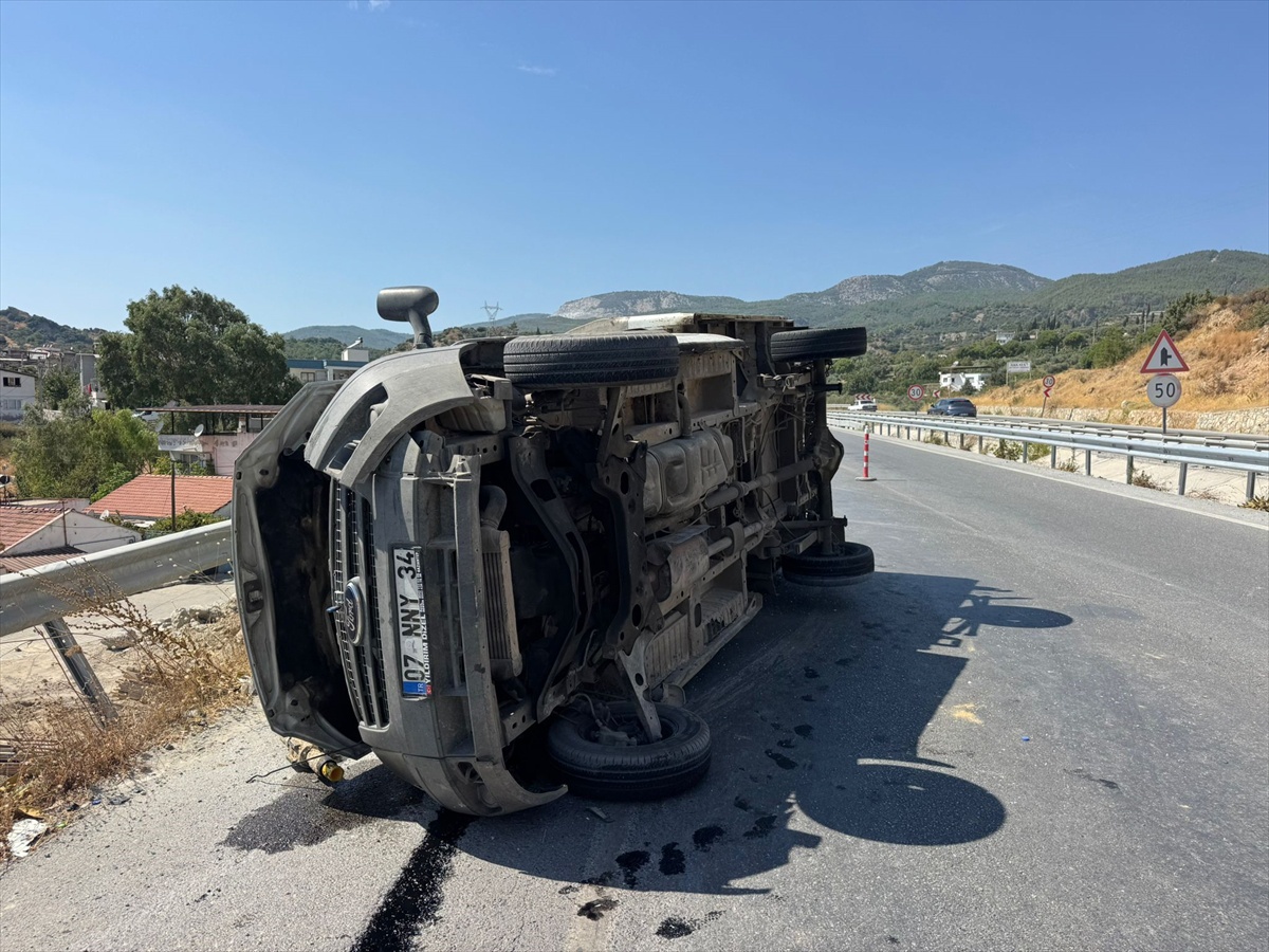 Kamyonet Devrildi, Sürücü Yaralandı
