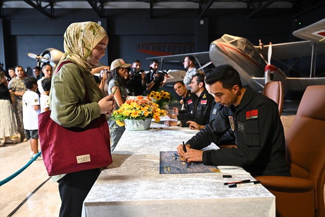 Göklerin çelik kanatları SOLOTÜRK zafer coşkusunu gençlerle paylaştı! Büyük gösteriye çağrı