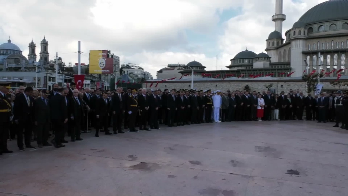 Taksim’de 30 Ağustos töreni... Özgür Çelik: “İlk defa YENİ Parti olarak bir çelenk sunduk”