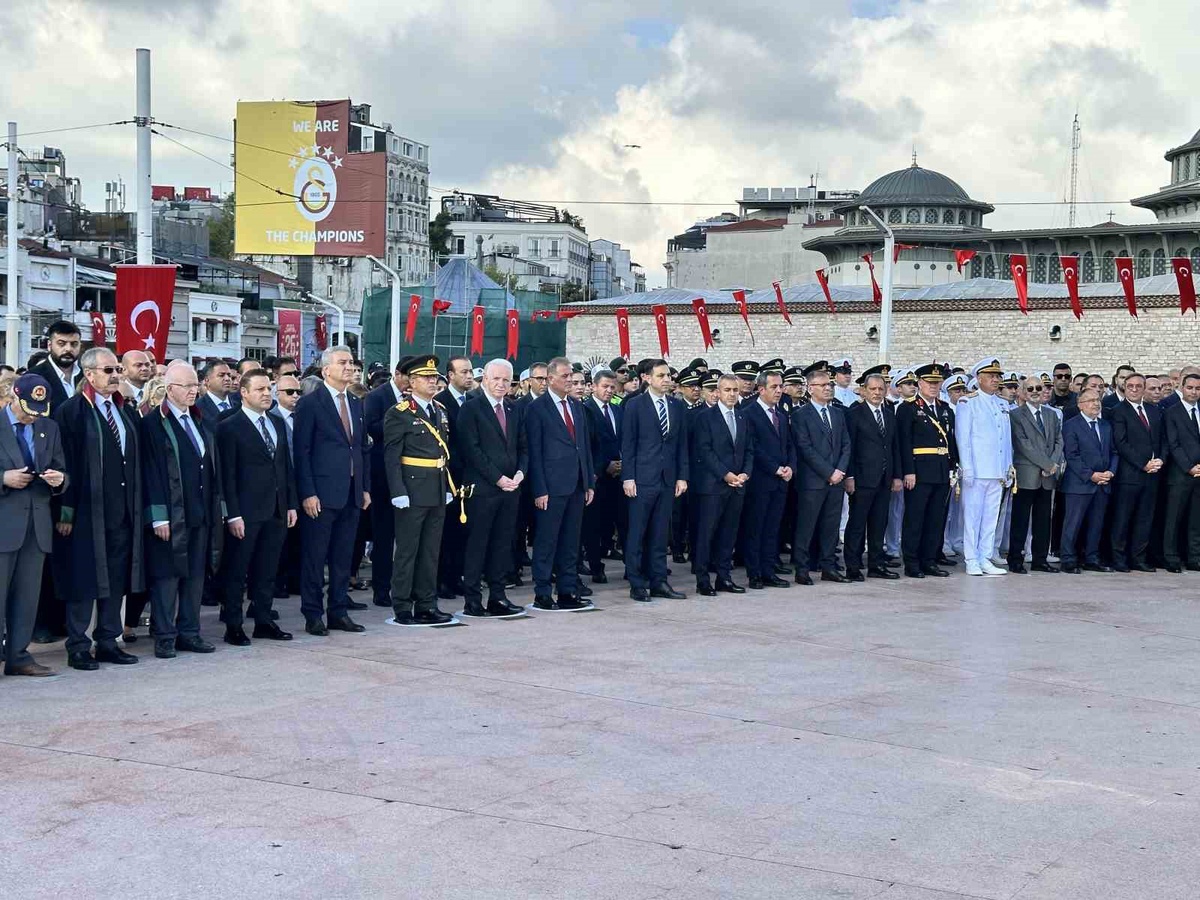 Taksim'de Zafer Bayramı çelengi