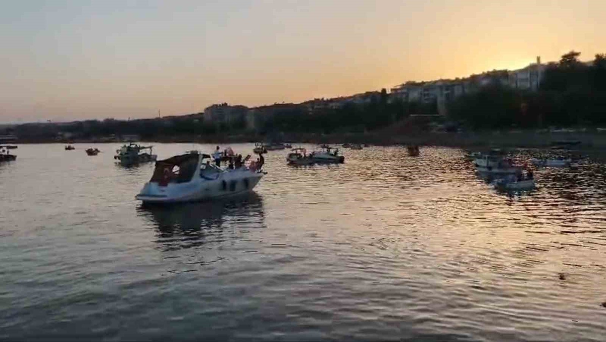 Balıkçılardan Denizde Zafer Konvoyu