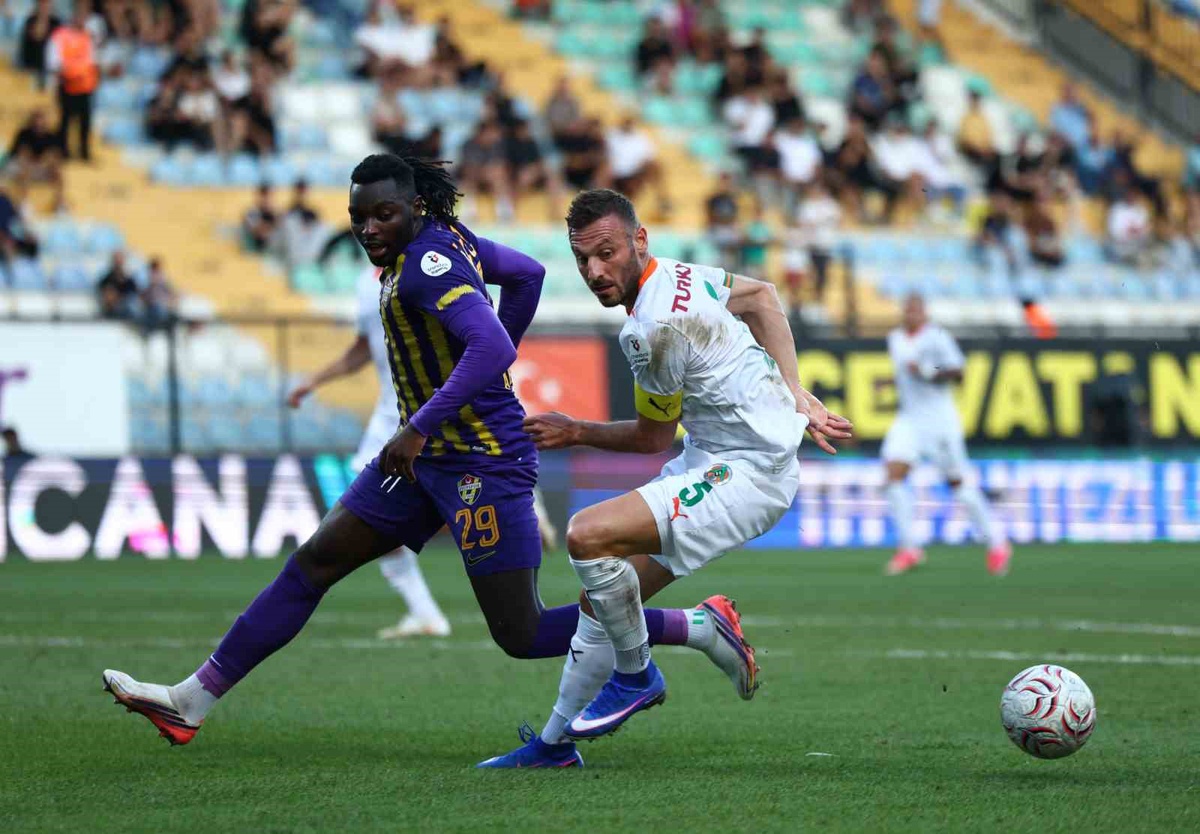 Eyüpspor ve Alanyaspor İlk Yarıda 1-1 Beraber Kaldı