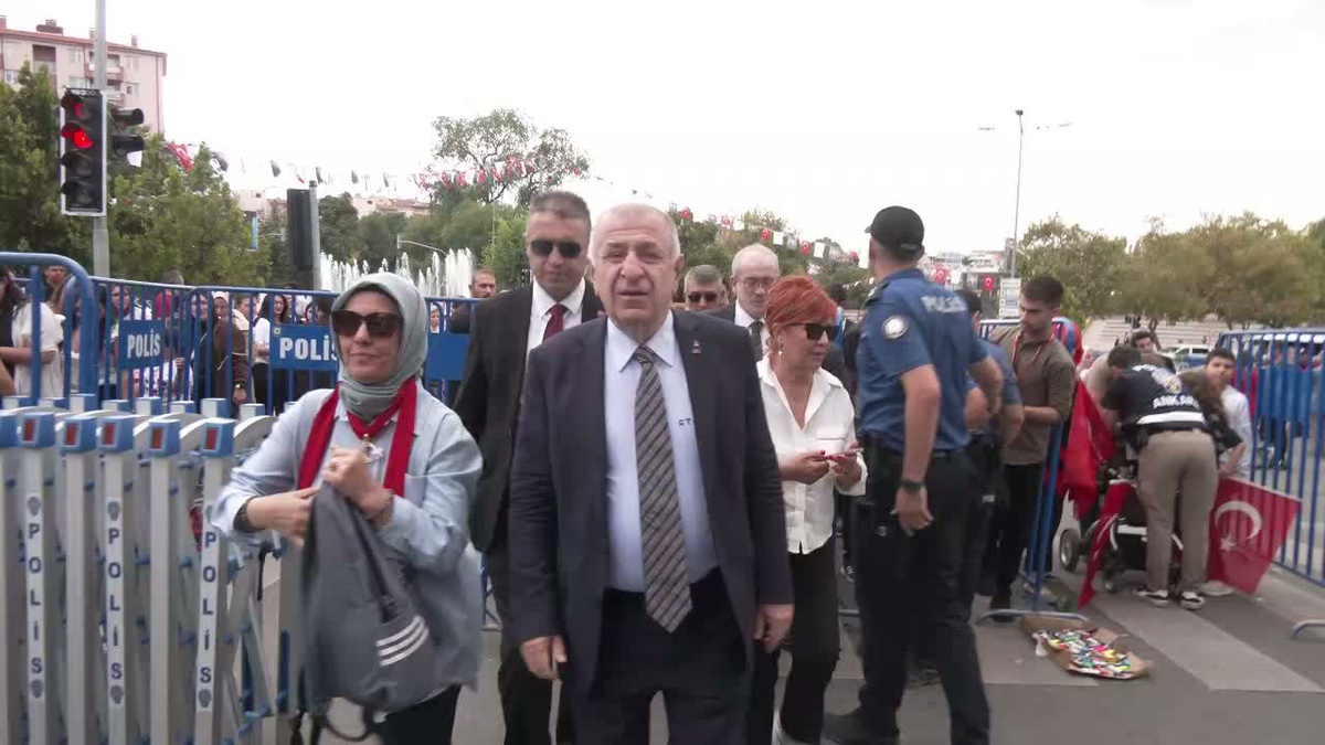 Özdağ, Anıtkabir'de Zafer Bayramı'nı Kutladı