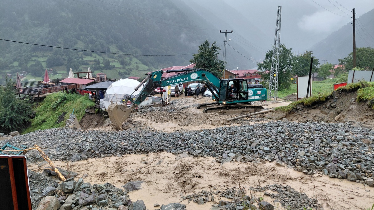 Uzungöl'de Şiddetli Yağışlar Heyelan ve Taşkına Neden Oldu