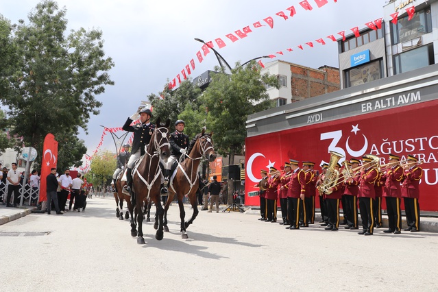 Van'da 30 Ağustos Coşkusu: Atlı Birlikler Büyük Alkış Aldı