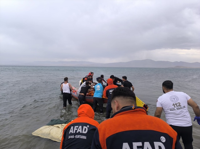 Van Gölü'nde Mahsur Kalan Üç Kişi Kurtarıldı